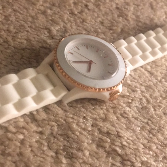 A white watch with rose gold - Picture 2 of 4
